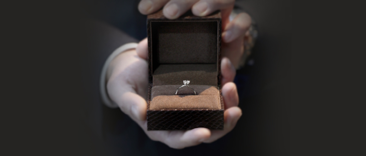 반지 케이스를 열어서 다이아몬드 반지를 보여주는 청담예물 쥬드주얼리 주얼리 전문 상담사 마스터