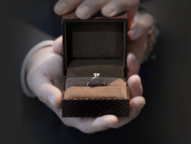 반지 케이스를 열어서 다이아몬드 반지를 보여주는 청담예물 쥬드주얼리 주얼리 전문 상담사 마스터